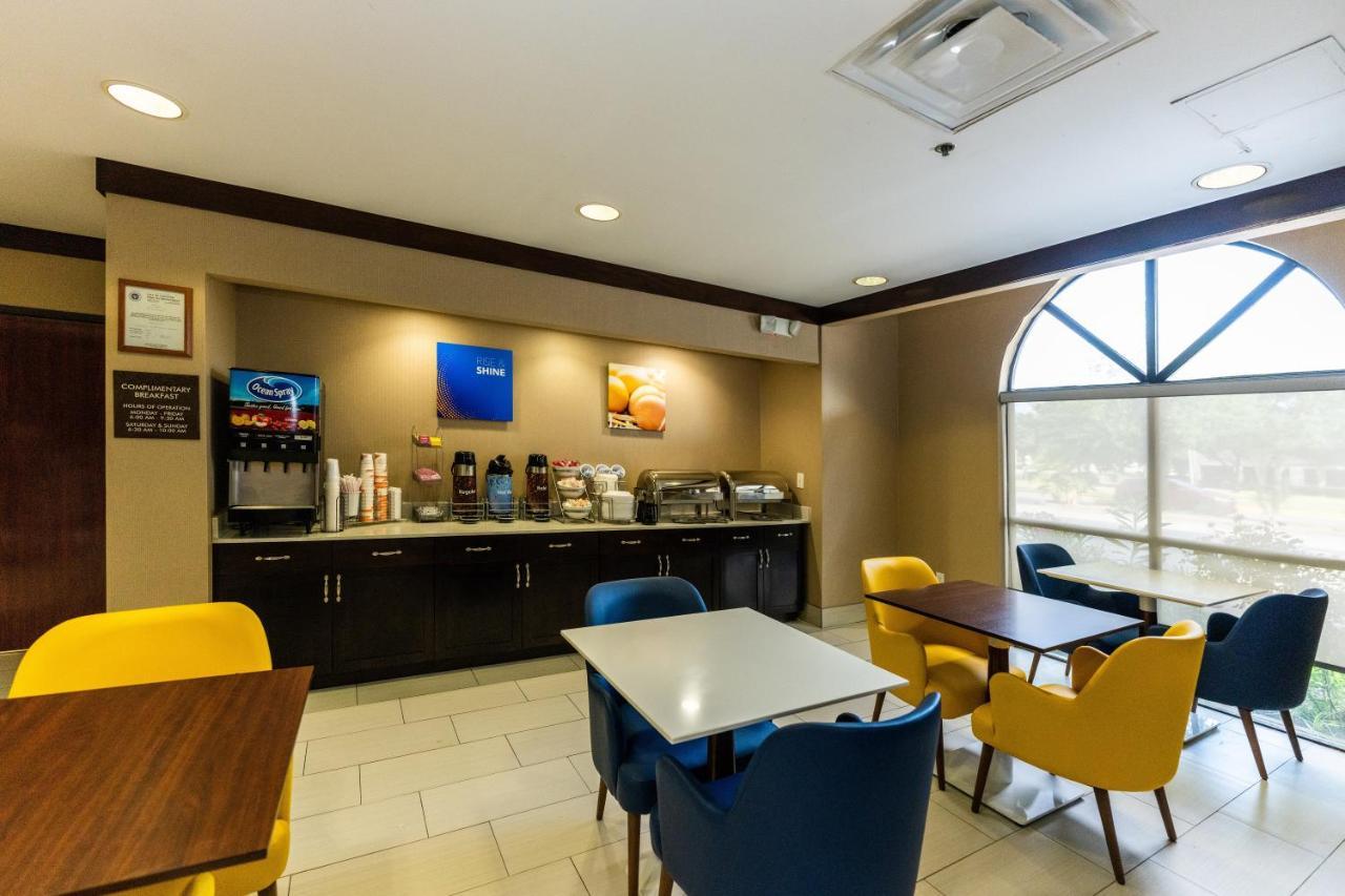 Hotel Comfort West At Clay Road